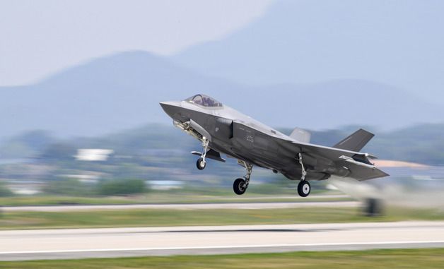 미사일 장착하고 이륙하는 F-35A 전투기