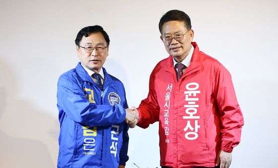 공동 선언문 발표 마치고 악수하는 정근식·윤호상