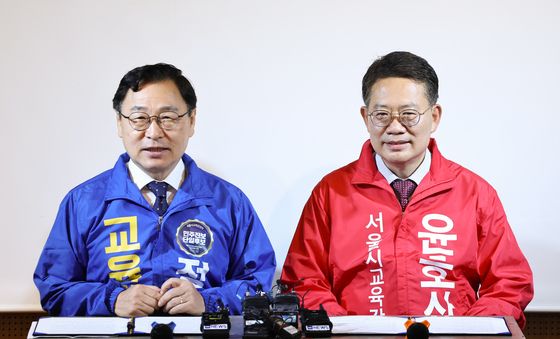 공동선언문 발표 위해 한자리 모인 정근식·윤호상 서울교육감 후
