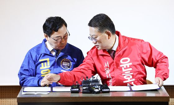 대화 나누는 정근식·윤호상 서울교육감 후보