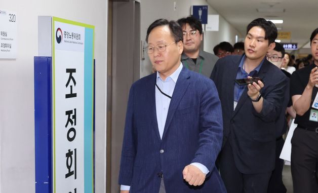 막판 협상 입장하는 삼성전자 여명구 사측 교섭대표