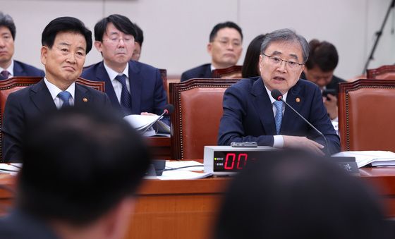 외교통일위원회 현안질의 답변하는 조현 장관
