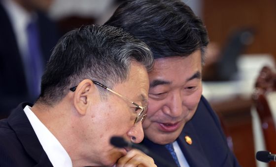 공명선거 머리맞댄 윤호중·정성호 장관