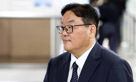 법정 들어가는 엄희준 검사