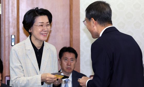 인사하는 최은옥 차관과 유재성 직무대행