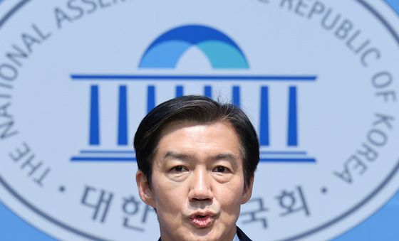 지방선거 현안 기자회견하는 조국