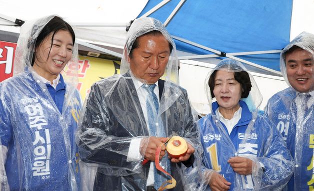 사과 깎는 정청래 대표