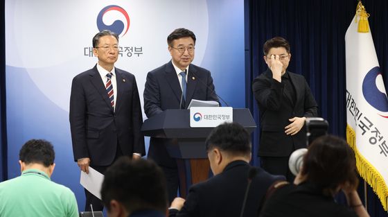 윤호중, '가짜뉴스 민간과 협력해 발본색원'