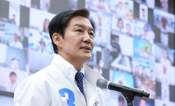 인사말하는 조국 대표