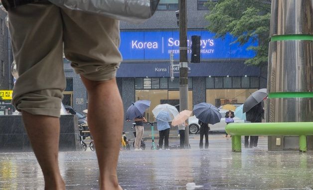 굵은 빗줄기에 우산 쓴 시민들
