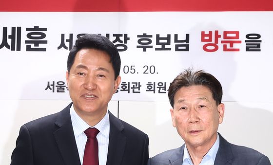 법인택시 살리기 방안 건의서 전달 받는 오세훈 후보