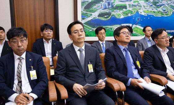눈 감은 이한우 현대건설 대표