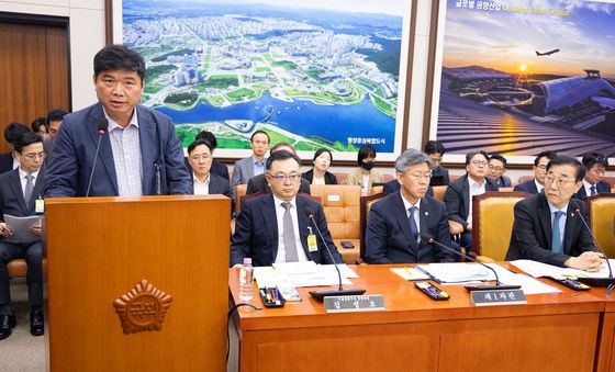 답변하는 권순한 서울시 영동대로복합개발추진단장