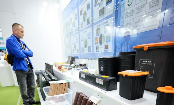 '버리는 비닐과 플라스틱으로 만드는 제품'