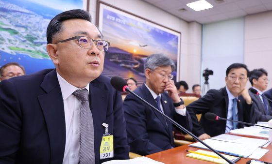 답변하는 김성보 권한대행, 바라보는 김윤덕 장관