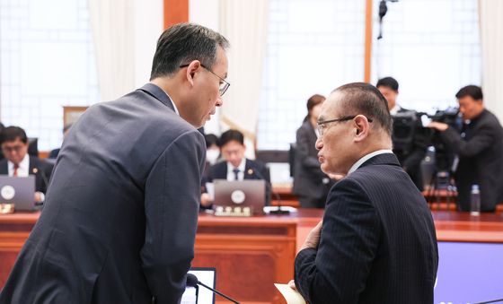 대화하는 위성락 안보실장·이형일 차관
