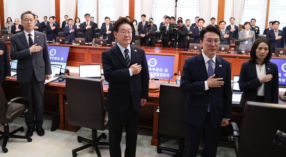 국민의례 하는 이재명 대통령