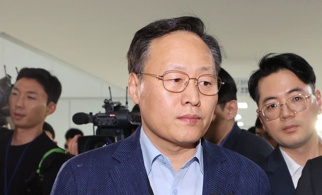 협상장 떠나는 여명구 사측 대표교섭위원