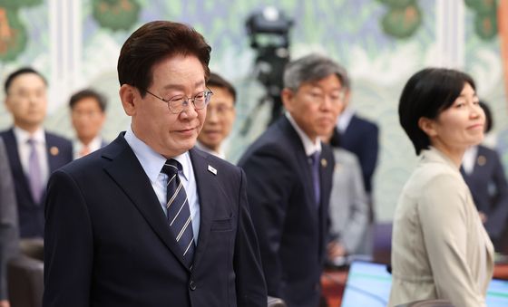국무회의 입장하는 이재명 대통령