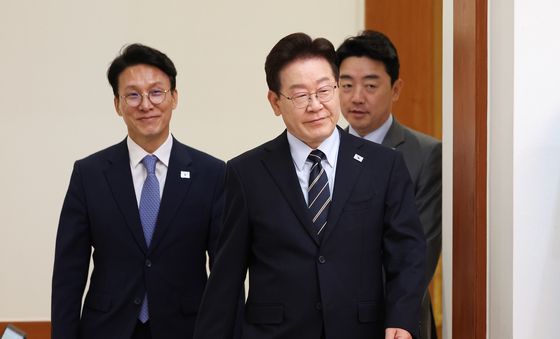 국무회의 입장하는 이재명 대통령