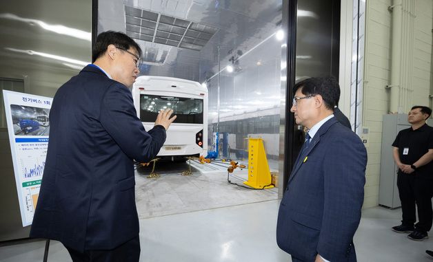 전기수소차 환경성능시험동 방문한 김성환 장관