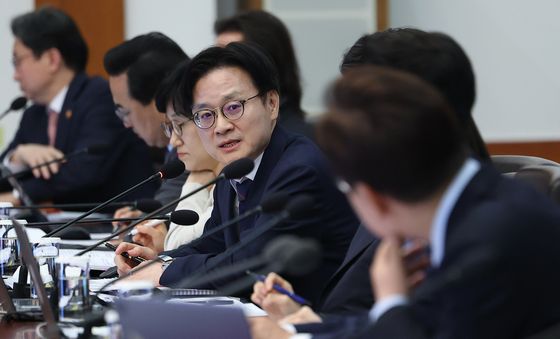 답변하는 김정관 장관