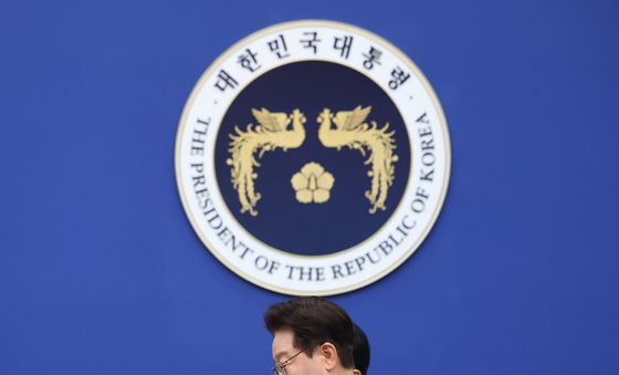 국무회의 참석하는 이재명 대통령