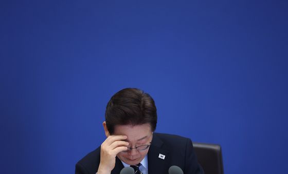 중동전쟁 대응현황 보고 받는 이재명 대통령
