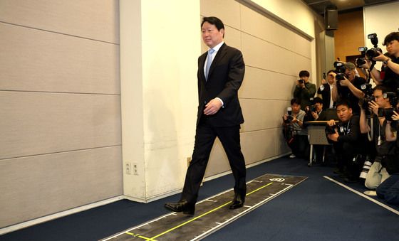 보행분석 체험하는 최태원 회장