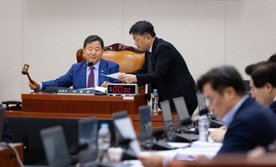 의사봉 두드리는 이철규 산자위원장