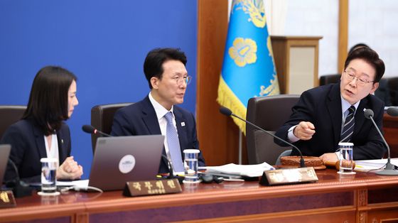 외교부 차관에게 질문하는 이재명 대통령