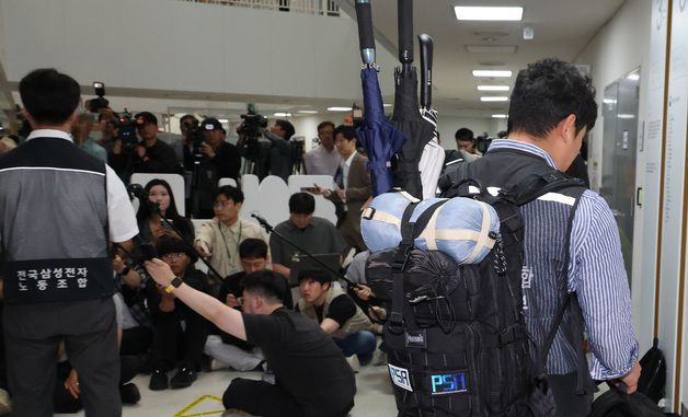 협상장 떠나는  삼성전자지부 교섭대표단