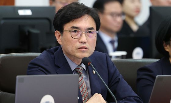 발언하는 권창준 고용노동부 차관