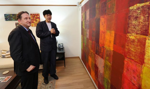 전시 설명 듣는 제임스 헬러 주한미국대리대사