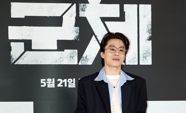 포즈 취하는 구교환