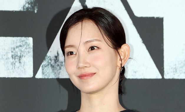 신현빈, 단아한 미소