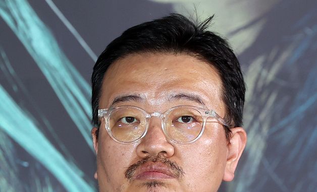 취재진 질문 듣는 연상호 감독