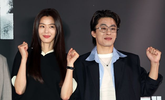 파이팅 외치는 전지현·구교환