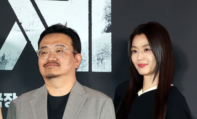 연상호 감독과 포즈 취하는 전지현
