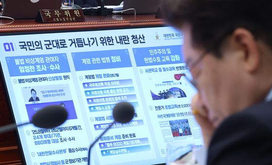 국방부 성과 보고 듣는 이재명 대통령