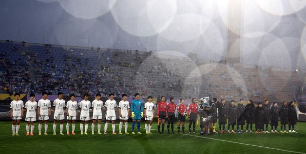 나란히 도열한 수원FC 위민·북한 내고향여자축구단