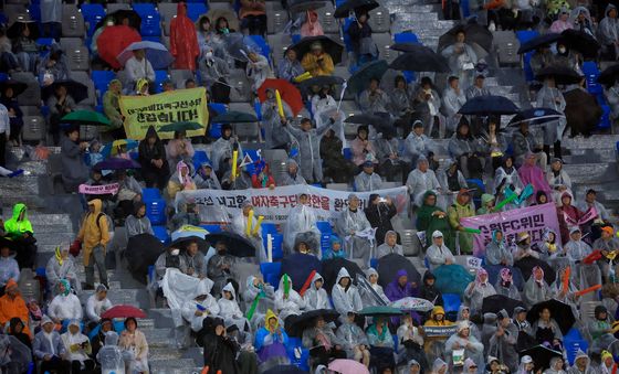 공동응원단의 내고향여자축구단 응원