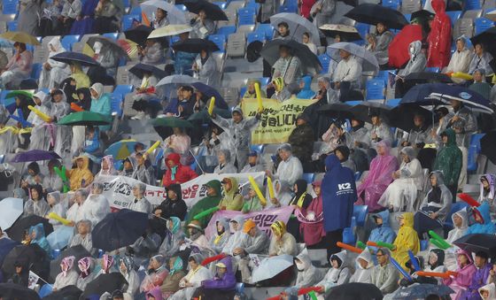 빗 속에서도 응원하는 여자축구 공동응원단