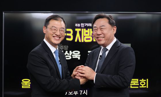 손 맞잡는 김상욱·김종훈 '울산시장 후보 단일화 토론회'