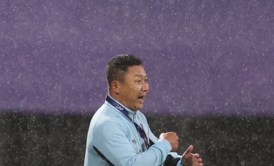 작전 지시하는 리유일 감독