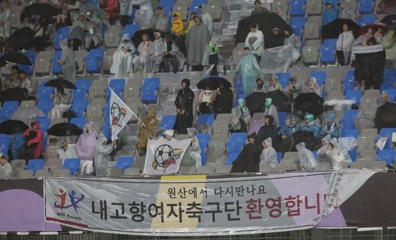 공동응원단의 내고향여자축구단 응원