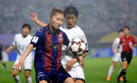 리명금 수비 등지고 볼 사수하는 아야카