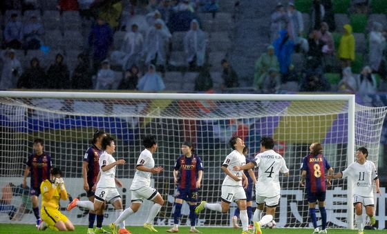 오프사이드 판정된 北 내고향여자축구단의 골