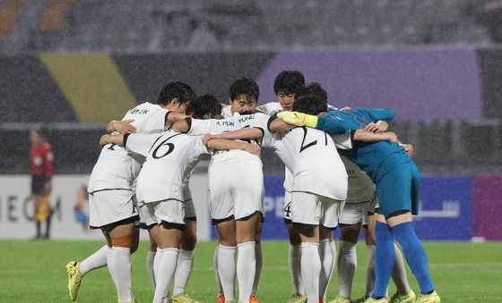 경기 준비하는 내고향여자축구단
