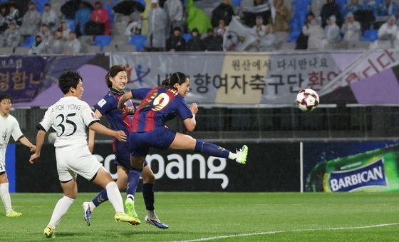 선제골 성공시키는 수원 하루히 스즈키